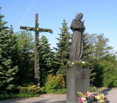 Pomnik Jana Pawła II przed kościołem w Mistrzejowicach (Kraków)