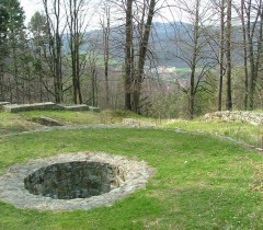 Ruiny zamku średniowiecznego (miejscowość Bardo)